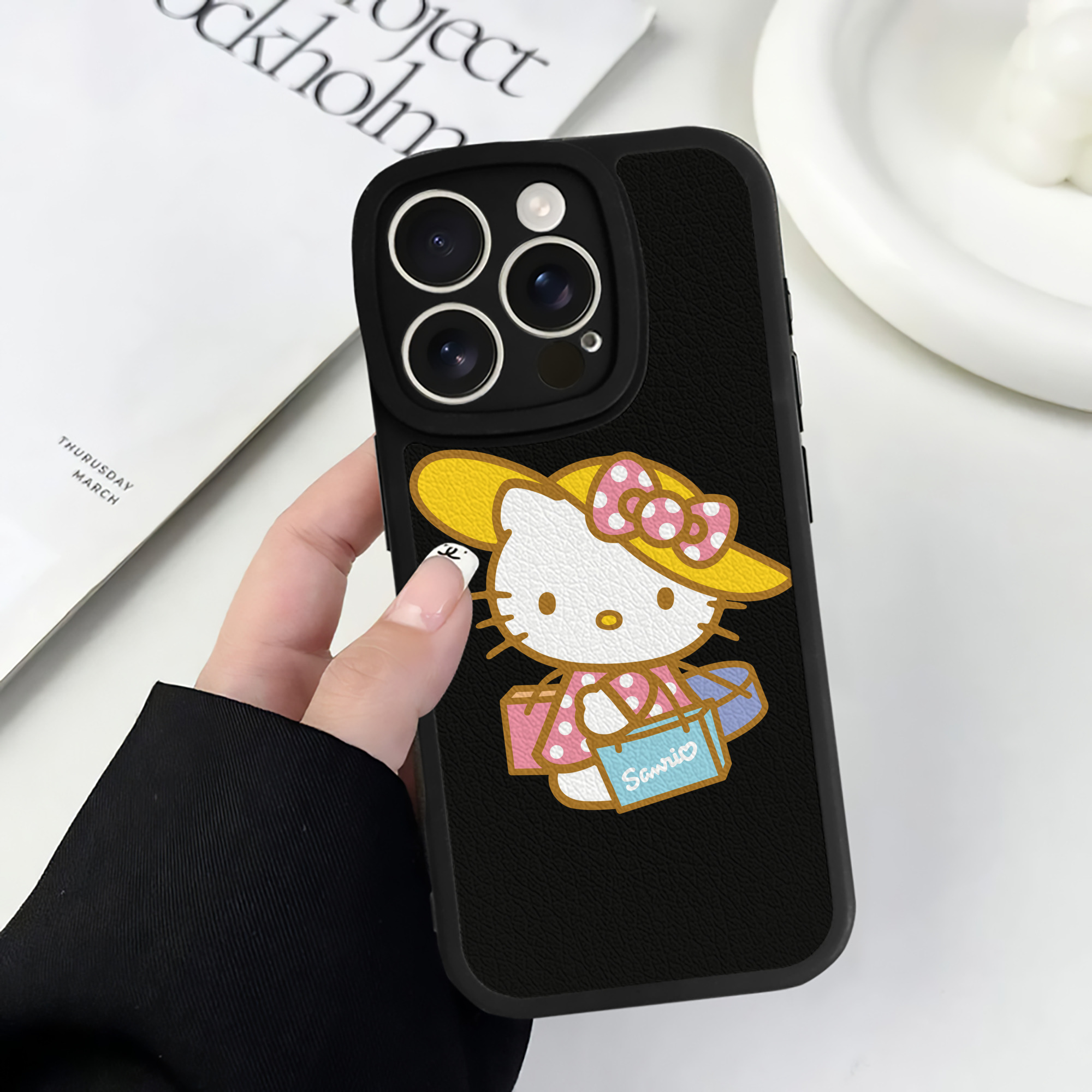 （画像用） Hello Kitty ハローキティ 【iPhone 16シリーズ対応】シリコンスマホケース（レザー調） 材質：シリコン